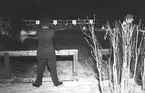 F6 Karlsborg. 1953-års krigsstig-träningsskjutning i mörker med pistol.