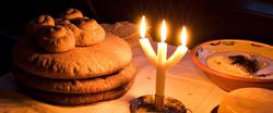 Nu är det jul igen!. Våra dagars julfirande hämtar traditioner från alla tider. Att skåla God Jul och dricka julöl kan spåras tillbaka till hednisk tid. Det hedniska julfirandet ersattes av det katols...