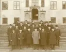 Grupporträtt av äldre deltagarna i firandet av 40-åriga officersjubileum på Karlberg den 11 november  1916.
För namn, se bild nr. 3.