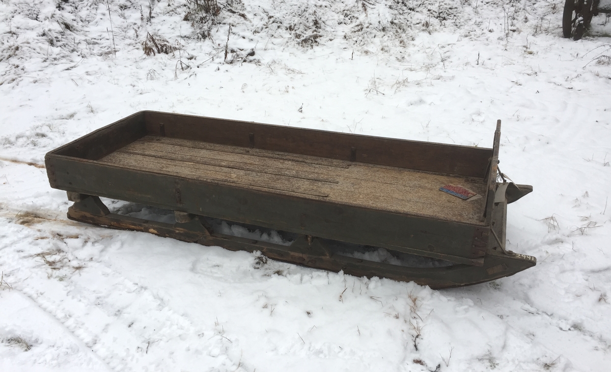 Slede for én hest. Løs kuskebukk for to personer. Slett lasteflate med karmer.