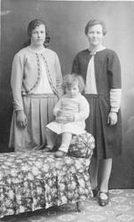 Portrett av to kvinner og et barn