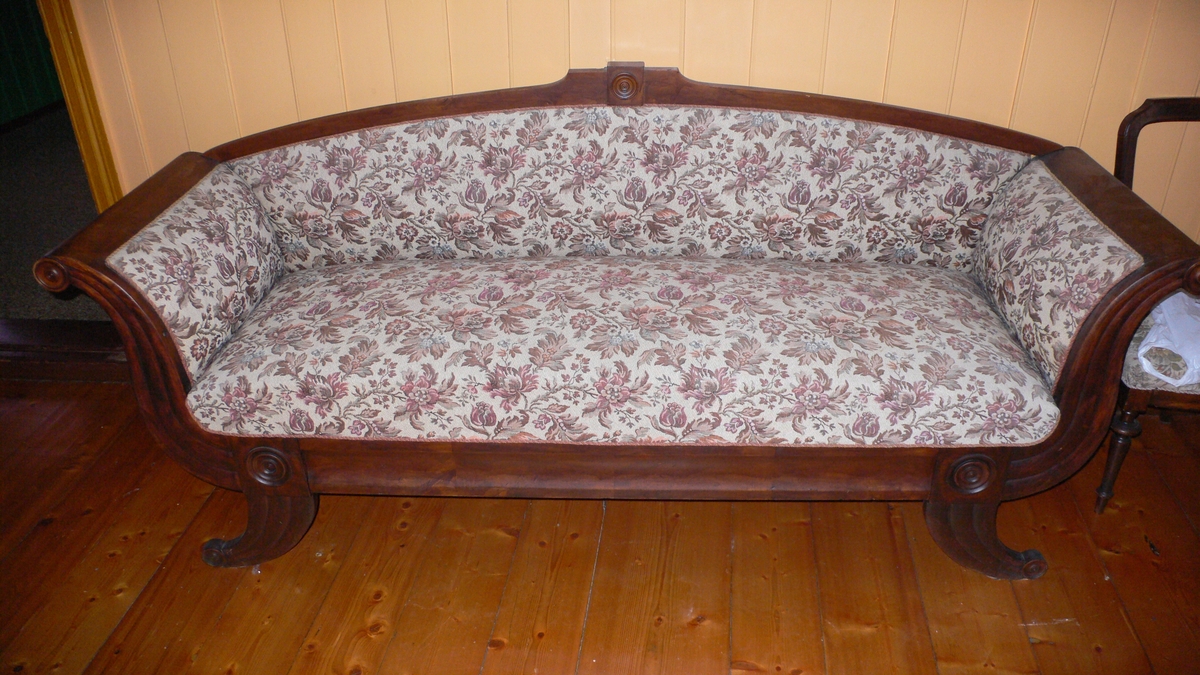 Sofa trolig fra tidlig 1800-tallet. Originaltrekket finnes fortsatt på sofane, men er overtrukket med nytt trekk. Dette ble trolig gjort på 1950-tallet.