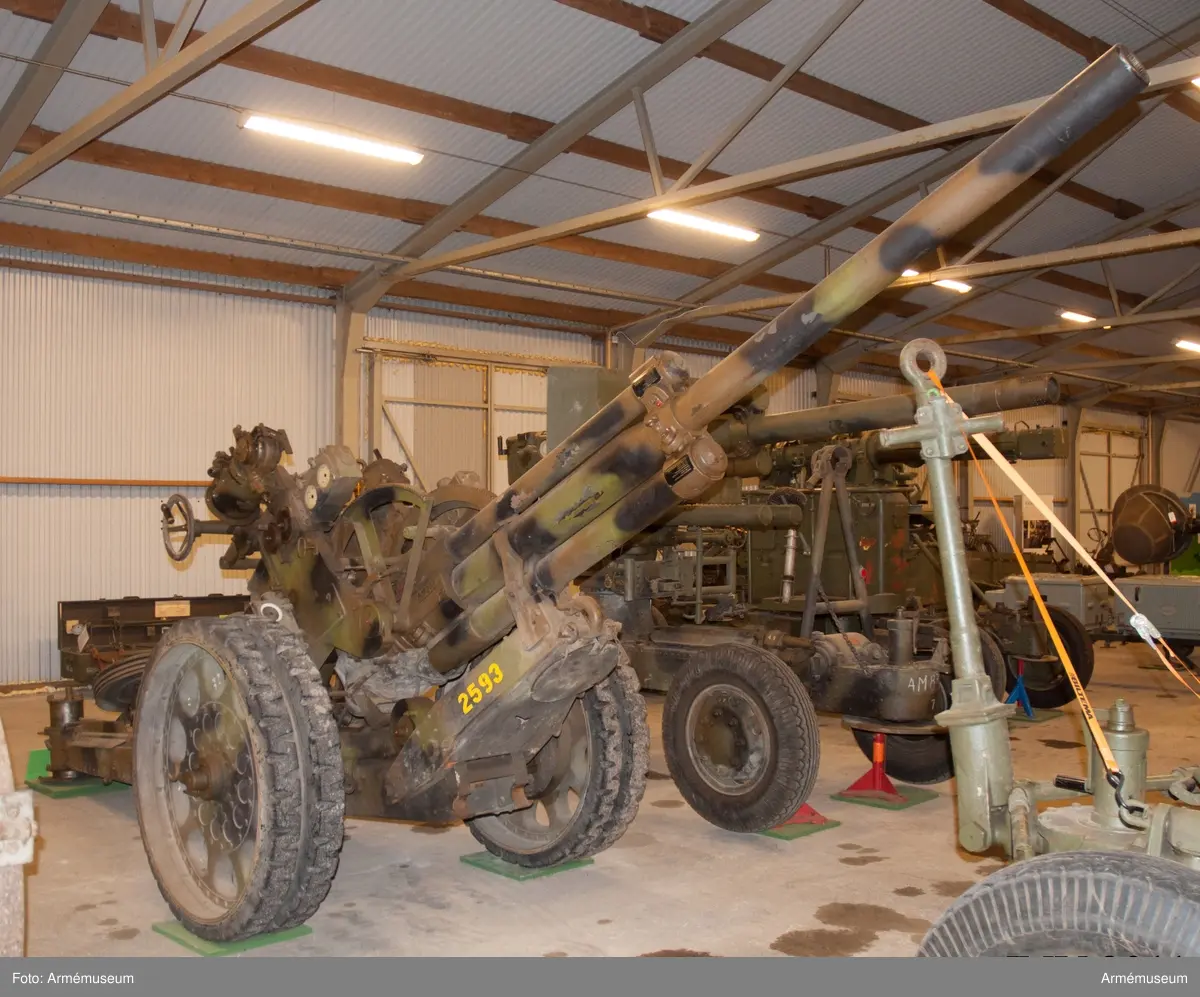 7,5 cm luftvärnskanon m/1930, system Bofors.
Sikte m/1930, följevisarsystem. 

Består av: 
1 st luftvärnskanon, 
1 st kammarfodral, 
1 st pjäskapell, bakre del, 
1 st pjäskapell, främre del, 
1 st siktfodral.