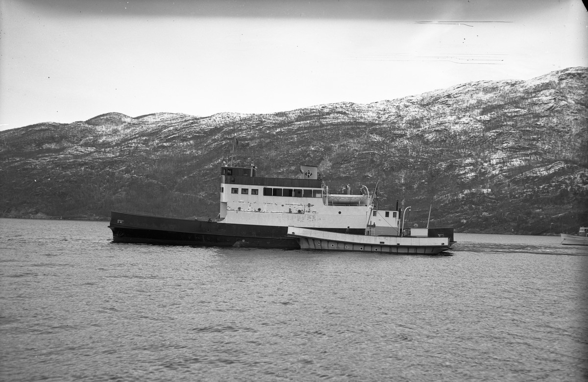 To ferger tilhørende Ravns rederi i Narvik. -Museum Nord / DigitaltMuseum
