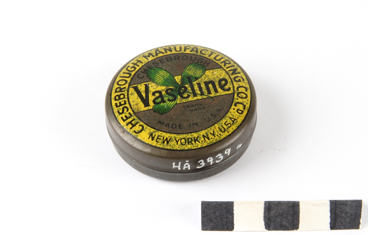 Vaselinboks med lokk og logo.
