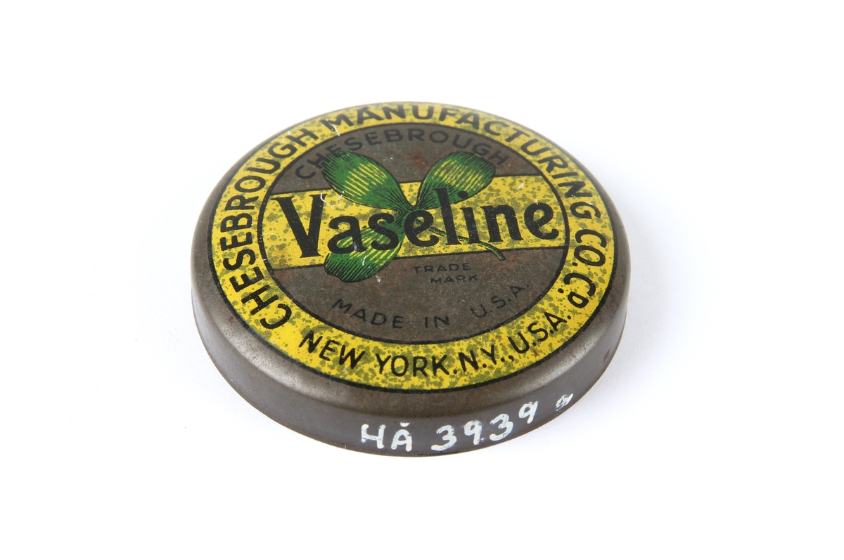 Vaselinboks med lokk og logo.