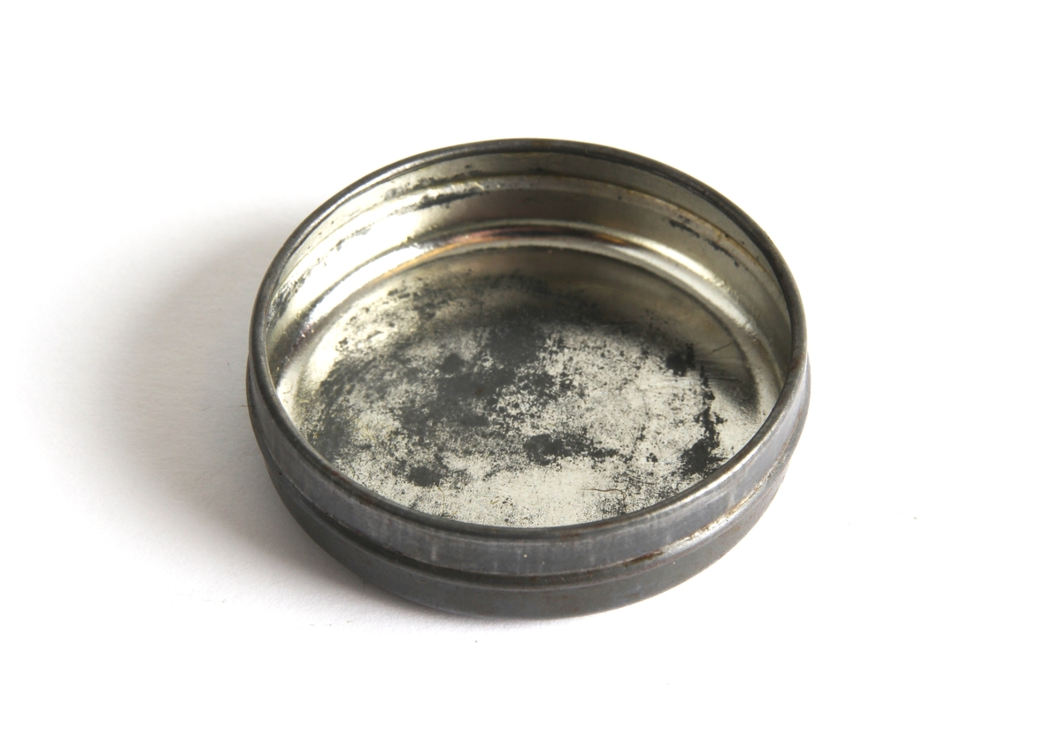 Vaselinboks med lokk og logo.