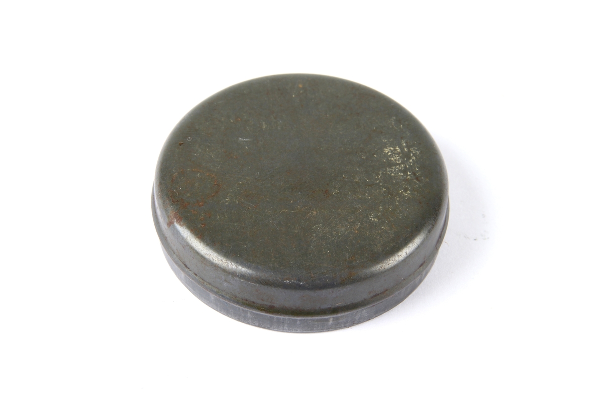 Vaselinboks med lokk og logo.