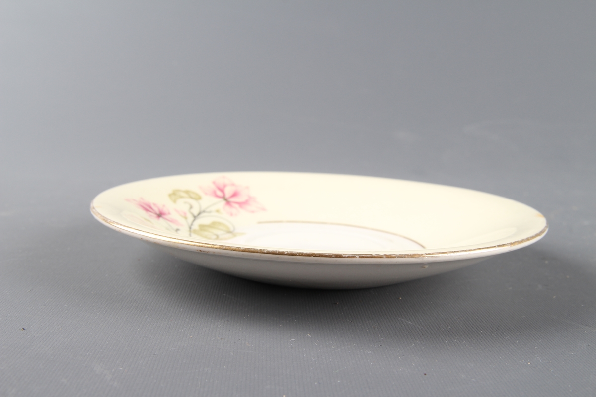 Underskål med gull kant og blomsterdekor.