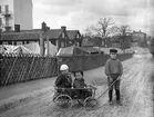 År 1909 kunde barnen ännu leka riskfritt på Hamngatan i Linköping. De bägge huslängorna i bakgrunden hade vid tiden adress Hamngatan 16 respektive Ågatan 2.