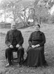 Porträtt av hemmansägare August Larsson och dennes maka Karolina Johansdotter. Paret ägde ett halvt mantal i Attarp, Svinhult sn. Bild från omkring 1896.