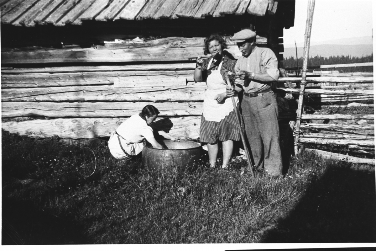 Ved primkjelen Sigrid Roe.
Frå h.Olav Roe.