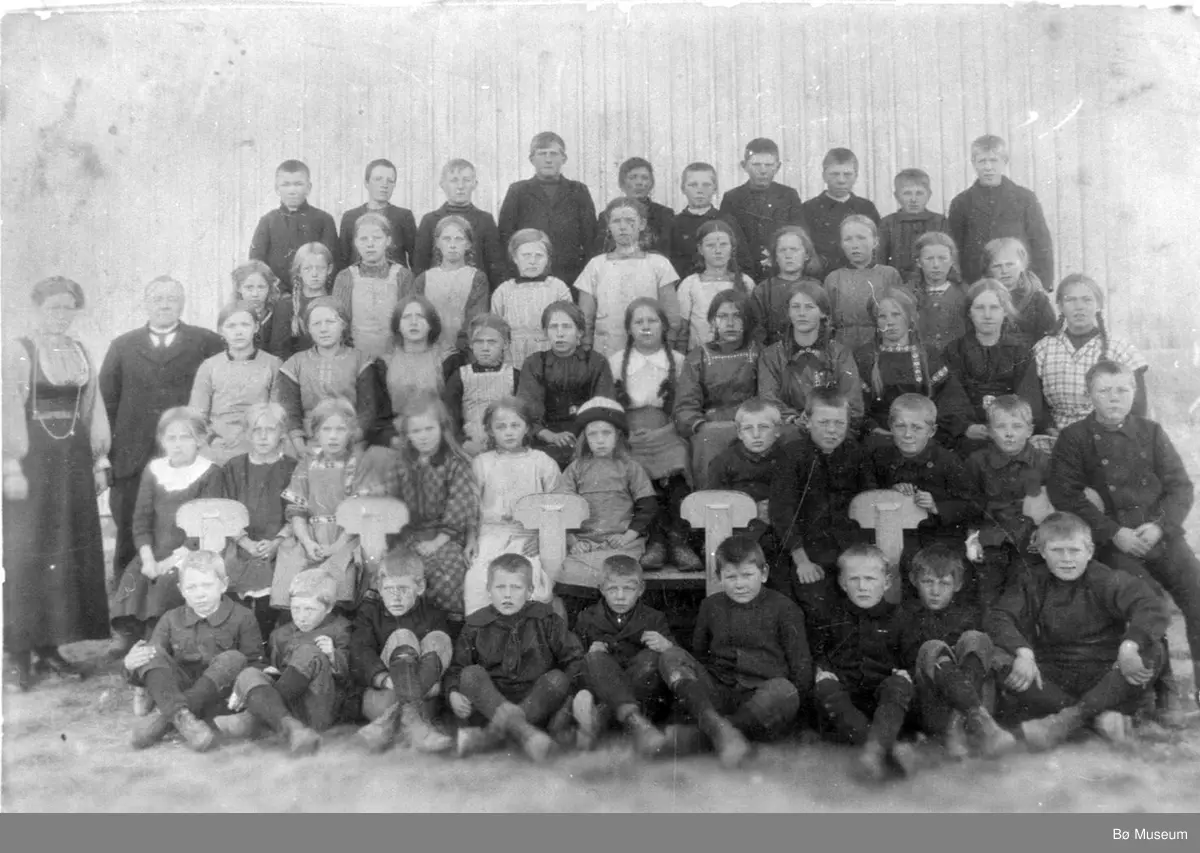 Bø skule 1916-17 med lærarane Olav Stadskleiv og Gunhild Otterholt.
Namna på elvane er ført under Opplysningar, og på eige bilde.