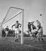 Motiv från BK Derbys hemmamatch mot Västerviks AIS i division IV Södra mellansvenska. Matchen spelades på Folkungavallen i Linköping den 20 augusti 1950.