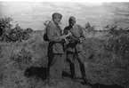 Löjtnanterna Eggertsen och Birath LV vid kadettskolans skjutning på Hästholmen 1944. Albumet är en gåva från förvaltare Tage Södergren.