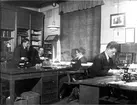 Kontorsskrivare F. Ahlerup, löjtnant O. Petersson, kontorsbiträdet Erling och skrivbiträdet T. Eriksson på Tygverkstädernas kontor den 1 december 1933.