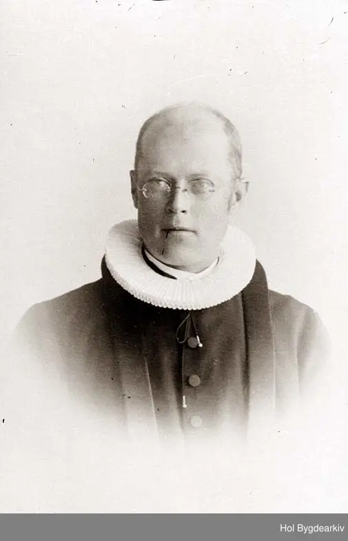 Portrett, mann, sokneprest, prestekrage, prestekjole,