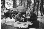 LV1 Karlsborg. Beredskap i Värmland 1940. Kockarna skalar potatis. Albumet en gåva från förvaltare Tage Södergren.