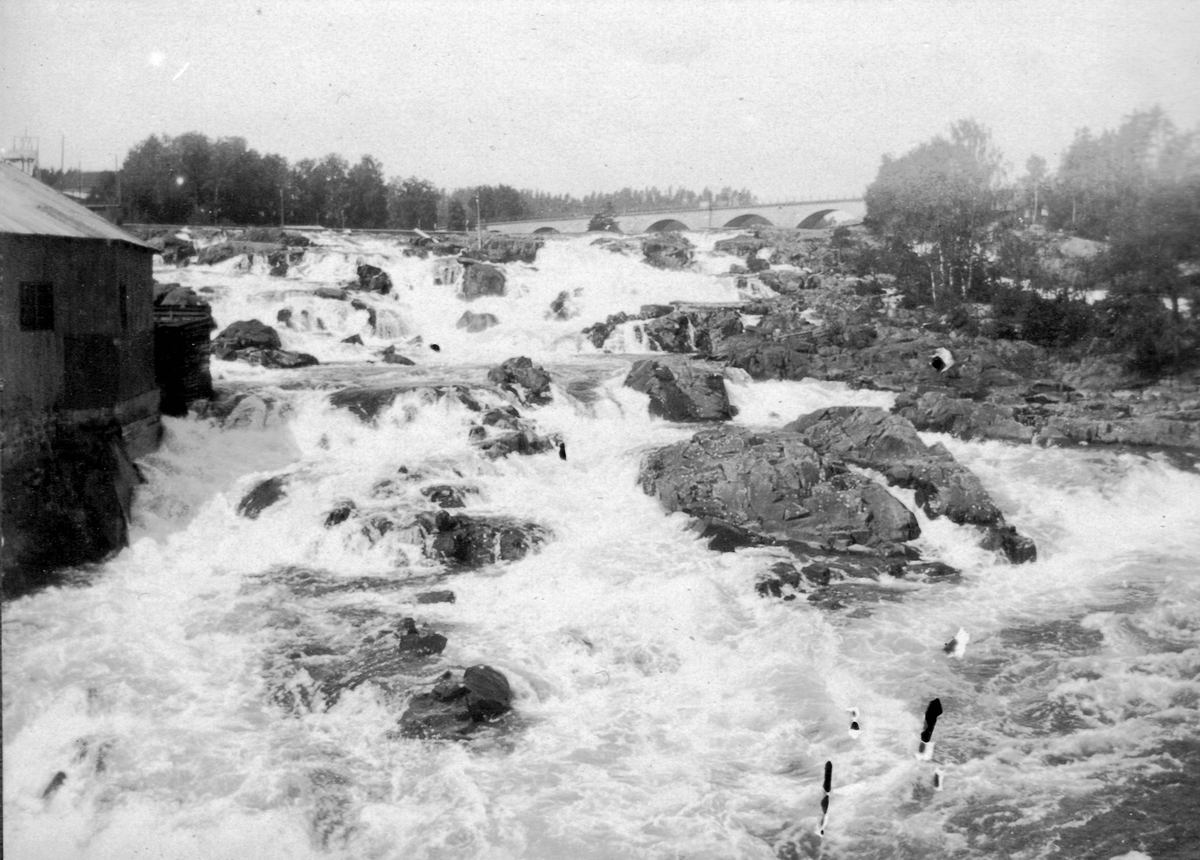 Hønefossen i Begna i Hønefoss sentrum.