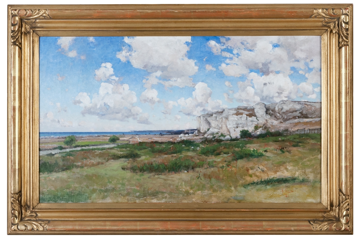 Oljemålning på duk, "Gotländskt landskap" av Axel Lindman. Strandbild med havet t.v. och kalkklippor t.h. Ljugråvita moln på blå himmel.
(Kat.kort)
Montering/Ram: Förgylld träram