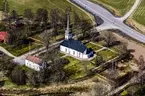 Flygfoto över Bredestad kyrka i Aneby kommun.