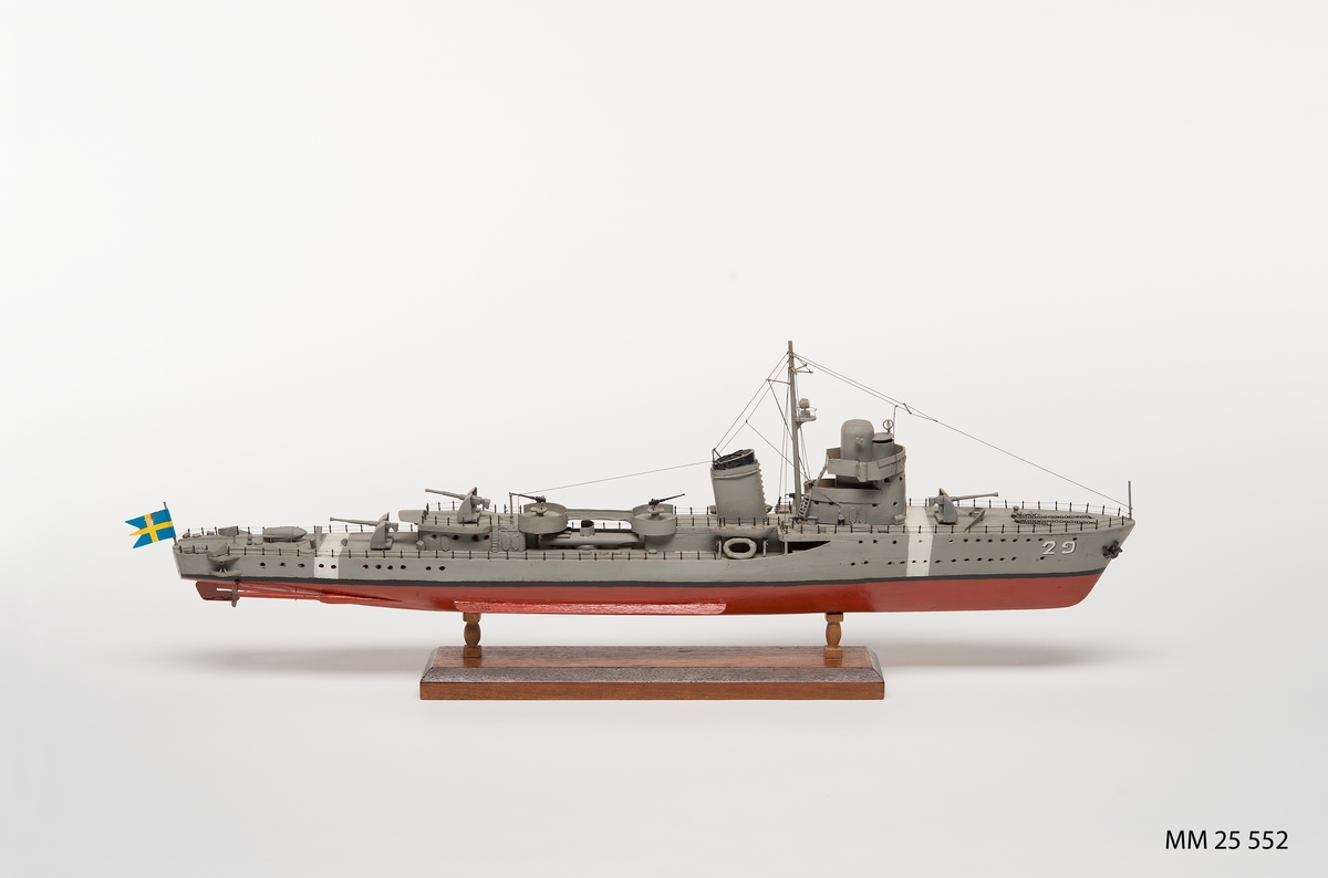 Tämligen grovt tillverkad fartygsmodell, huvudsaklingen gjord av trä. Fartyget är jagaren Mode som är målad grå över vattenlinjen och med röd bottenfärg. Klassiskt jagarskrov med upphöjd back. På fördäck står en kanon i öppen lavett och på akterdäck två likadana pjäser. Två luftvärnspjäser på en upphöjd brygga. En skorsten med svart topp. Slingekölar på båda sidor i rött. På bogen är siffrorna 29 målade. Alldeles för om bryggan och akter om den aktra pjäsen finns vita neutralitetsband målar över däck och ner längs skrovets sida till den svarta vattenlinjen. Fartyget har två propellrar. Bryggan är öppen. Modellen står på en fernissad platta av mörkt trä med hjälp av två profilerade små "pelare".