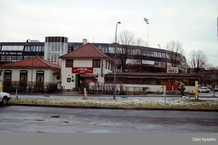 Ullevaal Stadion Kro, bistro, populært kalt ""Liket"", Sognsveien 75. Nye Ullevaal Stadion, hvor kroa måtte rives tidlig på 1990-tallet, da tribunen ble bygget ut. Byggestart mars/april 1990.