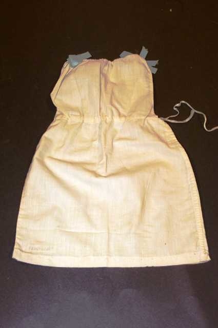 To kjoler med enkelt snitt, snøring i livet og pyntet med sløyfer på skuldrene. En blå og en lilla.