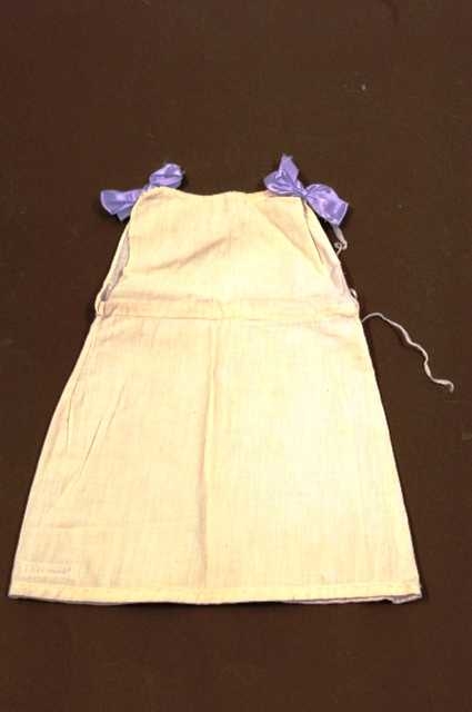 To kjoler med enkelt snitt, snøring i livet og pyntet med sløyfer på skuldrene. En blå og en lilla.