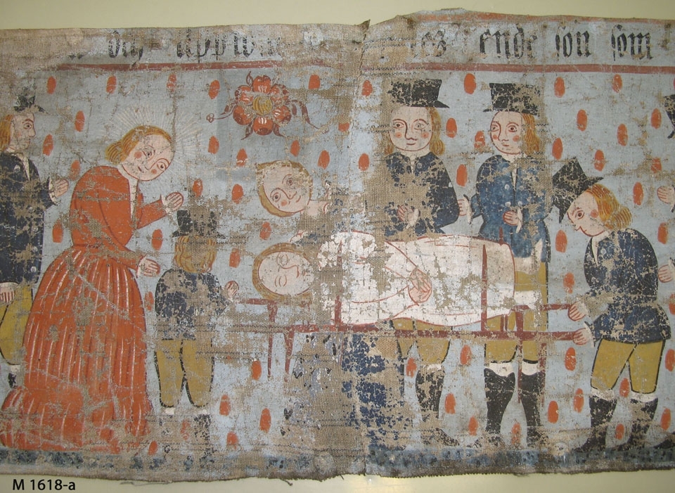 Bonadsmålning av Sven Nilsson, 1833 (Eva Kjerström-Sjölin, 1971:82) med religiösa motiv. Målad med tempera - pigment, ägg och ev. mjöl (Nyström 2012:150-151) - på tuskaftvävt linnetyg med blå varpränder. Har troligen suttit ihop med M 10615-a med de gemensamma motiven enligt registerkortet - Jesu inridande i Jerusalem, Christi frestelse av djävulen, änkans son i Nain, Jesu bergspredikan, "Soli Deo gloria" samt försedd med inskrift.

Inskrivet i huvudkatalogen 1892-1900.