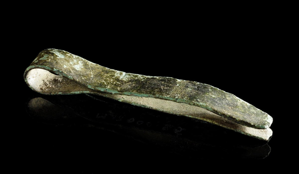 Pincett. Hopböjd av band med avrundade ändar.