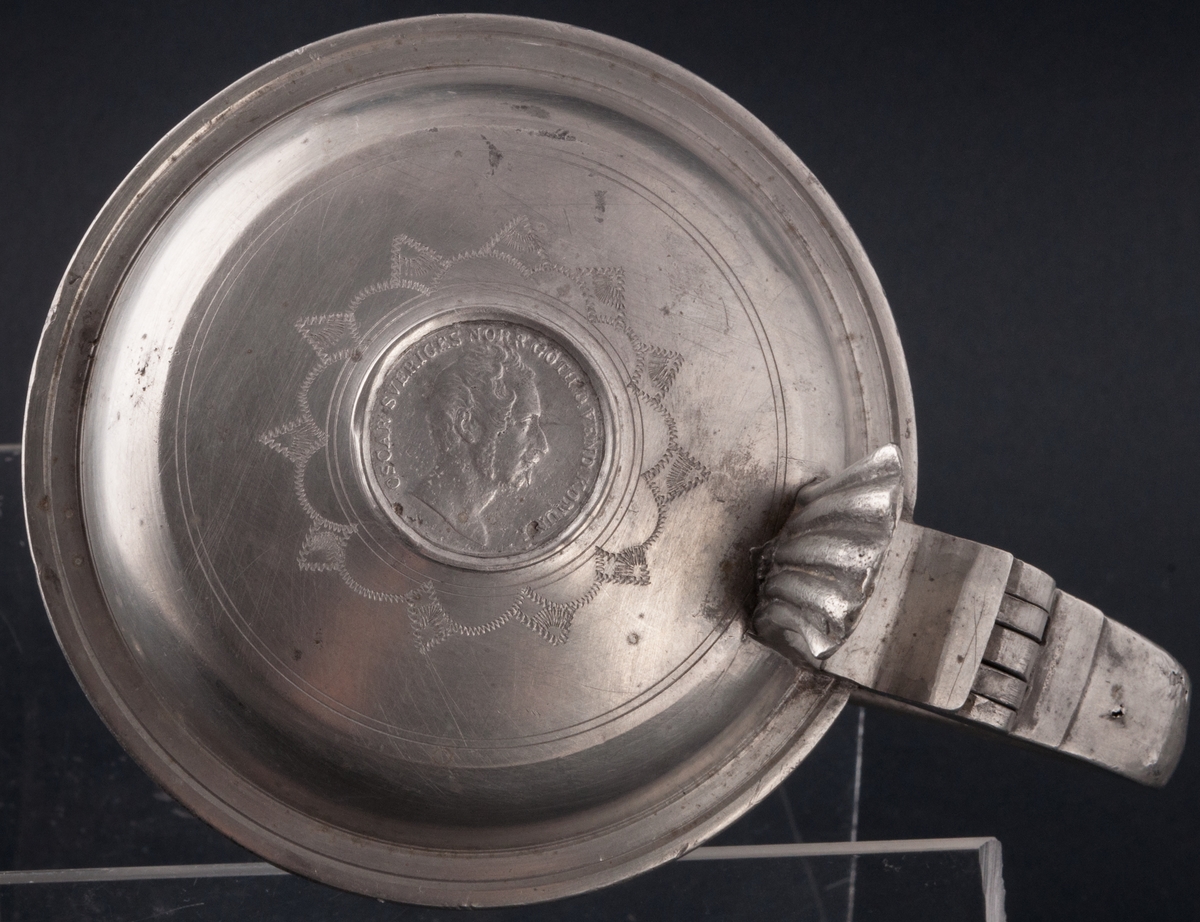 I botten svisselerat "S.F.F.S".
På sidorna blommor, krona, m.m. 
Märkning: Oval under med påbörjade bokstäver: "I..."
På locket mynt med Oskar I:s bild.
Dubbelstämplad med "GS"
Stämplad: "R4"=1847