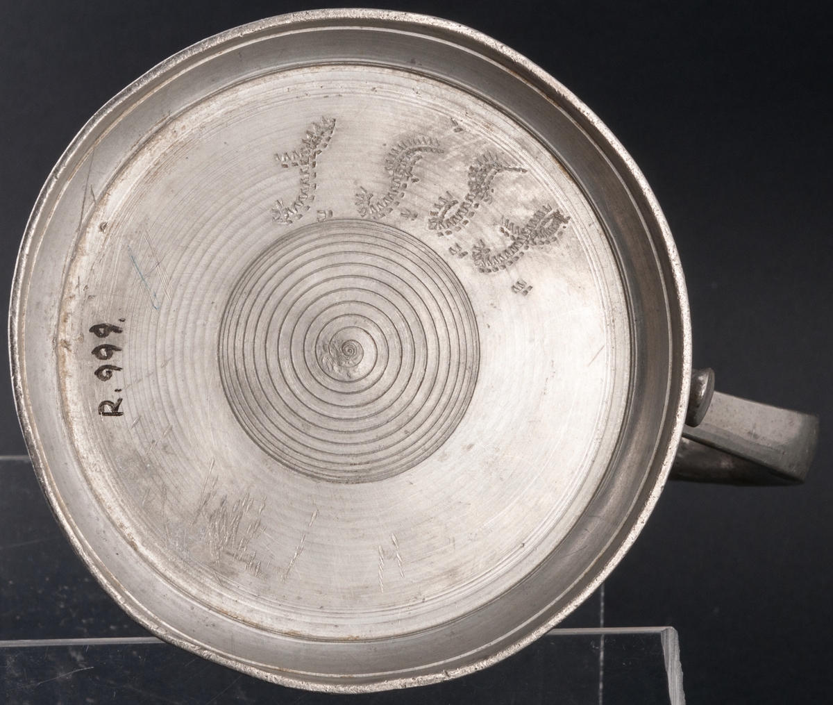 I botten svisselerat "S.F.F.S".
På sidorna blommor, krona, m.m. 
Märkning: Oval under med påbörjade bokstäver: "I..."
På locket mynt med Oskar I:s bild.
Dubbelstämplad med "GS"
Stämplad: "R4"=1847