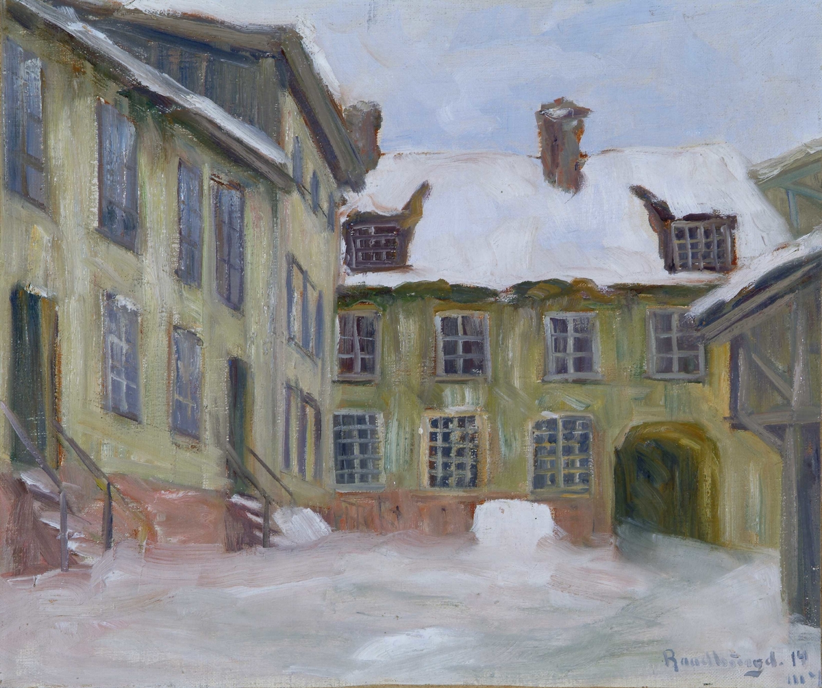Vinterbilde, gårdsinteriør. 2 gulgrønne fløyer. I tverrfløyen er det et portrom. Til h. sees litt av bindingsverkshus med utoverhengende 2nen etasje.