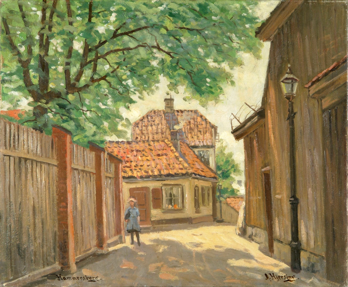 Til v. et plankegjerde med blåkledd pike foran. Til h. en gråbrun husveggen med gatelykt foran. 