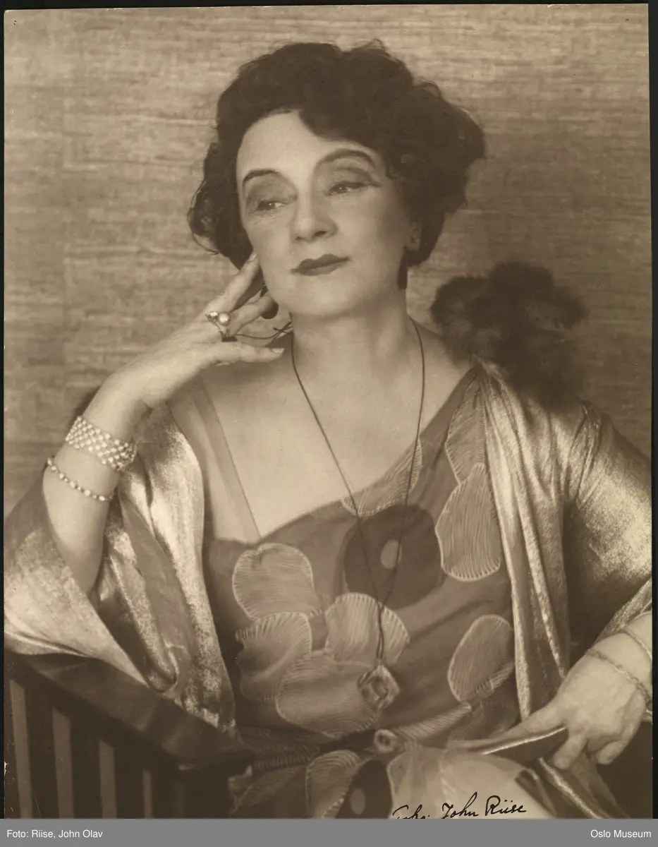 portrett, kvinne, skuespillerinne, rollebilde, Margaret Heal i "Fanatikere" på Det Nye Teater, sittende halvfigur, kostyme