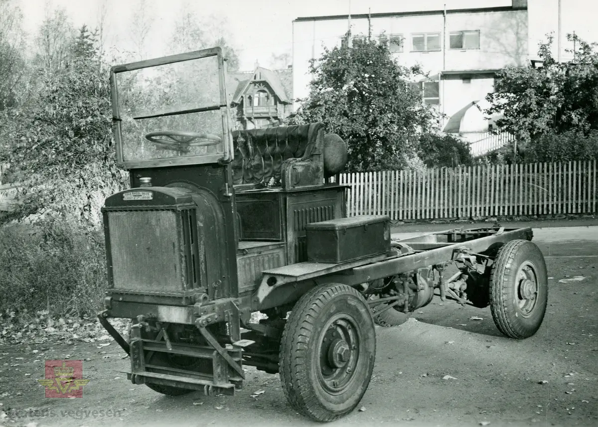 "FWD lastebil modell 1918. Brukt som brøytebil av Lillehammer by fra 1925-1945. Motorstørrelse 36 HK.  Denne type fra engelsk overskuddslager etter første verdenskrig ble brukt til brøytebiler som brannbiler i stort antall. Merk NB: eneste lastebil med firehjulsdrift." I følge merking i album. Klikk på pilen til høyre: Bilde 1 og 2 viser FWD lastebilen og med Johnny Colbjørnsen sittende i førersetet. 

3):  Samme vogn levert Aker kommune utenfor Oslo. Ved rattet Colbjørnsen & Co A/S testsjåfør Edlund. Medhjelper: Firmaets senere juniorsjef." I følge merking i album.  "Nils All Colbjørnsen ca. tre år ved rattet i en av de første FWD-vognene som ble tatt inn fra militært overskuddslager i England. Mannen i skinnlue er demonstrasjonssjåfør Stener Edlund. Johnny Colbjørnsen var flink til å skape blest om sine produkter, og vognene han solgte til Akers veivesen var rene reklameplakatene. Det ga også god omtale å brøyte banen for racene på Gjersjøen tidlig i tjue-årene. I referatene fra løpene var det ikke bare bilder av racerbilene, men også av brøytebilen til Colbjørnsen. "Sitat fra boka: "Familiefirmaet-utenom allfarvei/2000 årsboken." Colbjørnsen & Co A/S, av Bjørn Ausjen Johannessen. 

"FWD er det bilmerket som har betydd mest for utviklingen av en effektiv brøytetjeneste på norske veier. Det ble til og med holdt kinoforestillinger rundt omkring i landet for for at folk kunne få se disse bilene med firehjulsdrift  i aksjon."
"Første generasjon FWD var ikke akkurat noen skjønnhet, men overbeviste med sin frammkommelighet. "Forhjulene trækker - bakhjulene skyver paa, det er hva der menes med Four Wheel Drive" forklarte Colbjørnsen i den første salgsbrosjyren fra 1919.  "Klumpen" under bilen er "centraldifferentialet" (fordelerkassen), som kunne sperres med de to spakene på fordelerkassen som er synlig på bildet. Sjåføren eller hjelpemannen måtte altså gå ut av bilen for å bruke spakene. Overføringen fra girkassen til fordelerkassen foregikk via kjede." Sitat fra:  "Norsk lastebilleksikon. De første 40 årene. Lastebiler i Norge 1900-1940," side 94, av Asbjørn Rolseth.