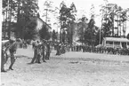 LV1 Karlsborg. Budkavle-stafett i Linköping 1944. Starten. Albumet är en gåva från förvaltare Tage Södergren.