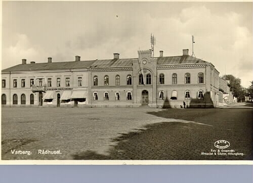 Stadsbebyggelse. (Kvarteret Rådhuset, Lilla Drottninggatan. ) Huset till höger Varbergs rådhus, till vänster syns bl a Albert Nelsons eftr. Bilden tagen mot öster. 1920-tal?