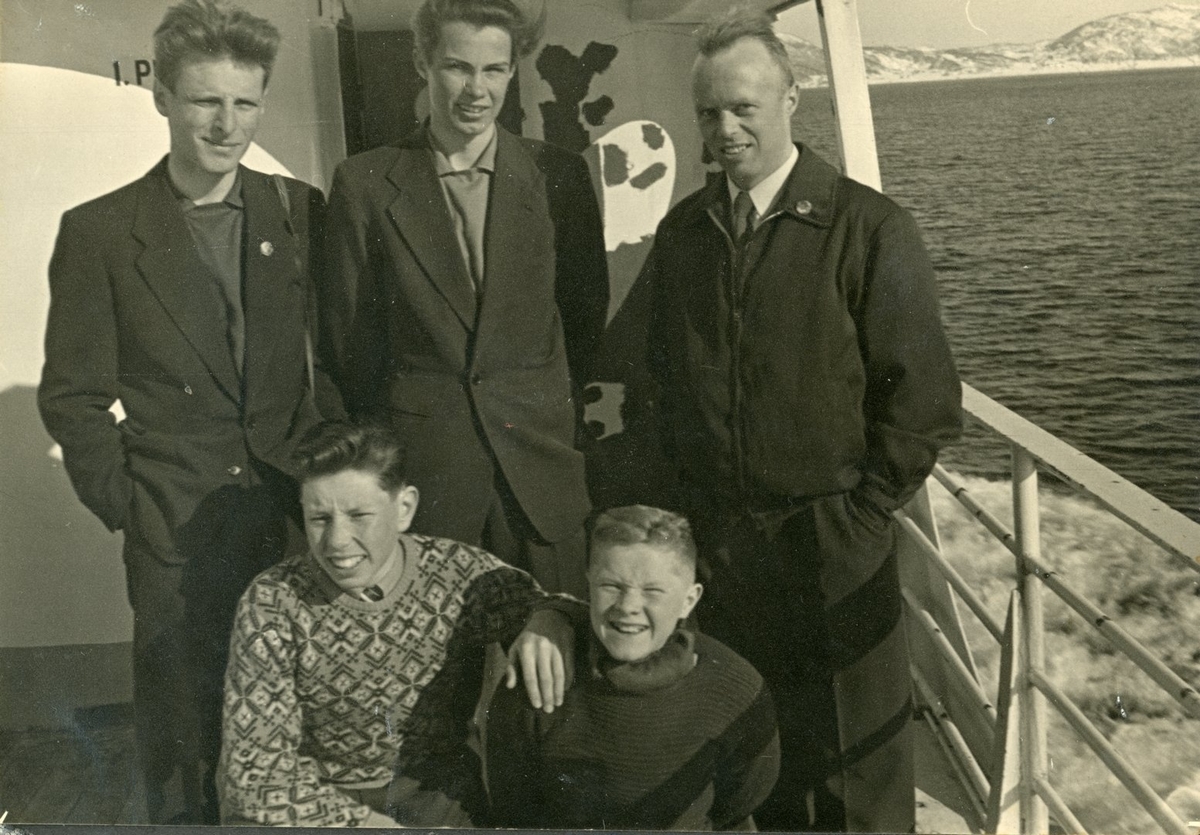 På reise til Tromsø, derfra til Setermoen for slalåmkonkuranse. Bak fra v. 1, Kåre Opdal, 2, Bjørnulf Carolin, 3. Henry Norvik. Foran fra v. 1. ?  . 2. Otto Næss.