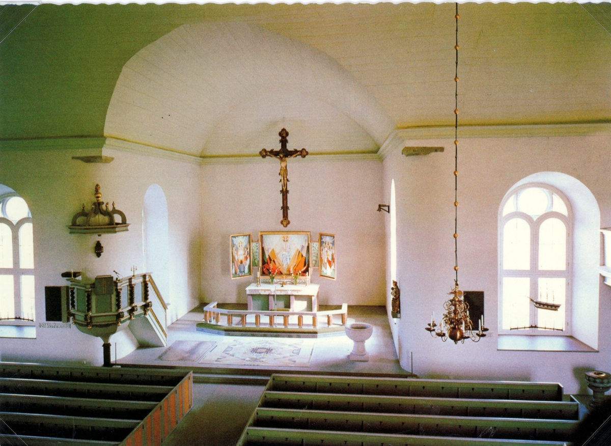 Långhuset i Persnäs kyrka från läktaren.