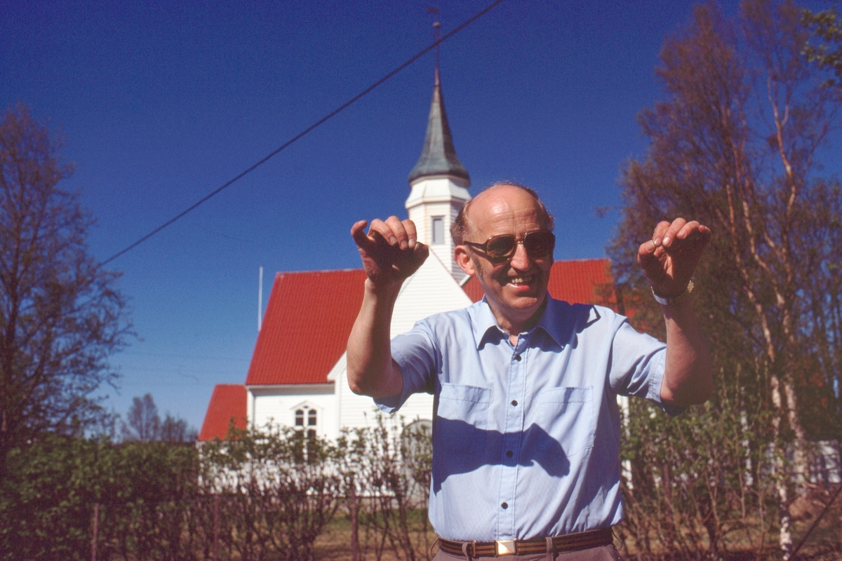 Martin Gideonsen foran Bjarkøy kirke.