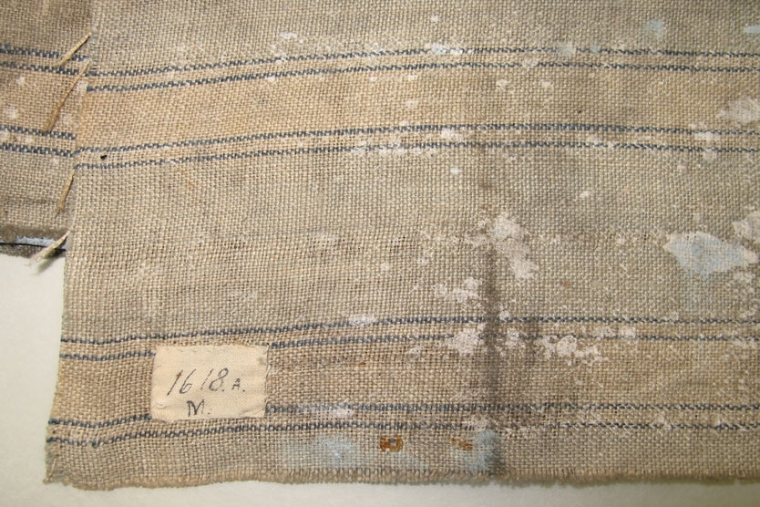 Bonadsmålning av Sven Nilsson, 1833 (Eva Kjerström-Sjölin, 1971:82) med religiösa motiv. Målad med tempera - pigment, ägg och ev. mjöl (Nyström 2012:150-151) - på tuskaftvävt linnetyg med blå varpränder. Har troligen suttit ihop med M 10615-a med de gemensamma motiven enligt registerkortet - Jesu inridande i Jerusalem, Christi frestelse av djävulen, änkans son i Nain, Jesu bergspredikan, "Soli Deo gloria" samt försedd med inskrift.

Inskrivet i huvudkatalogen 1892-1900.