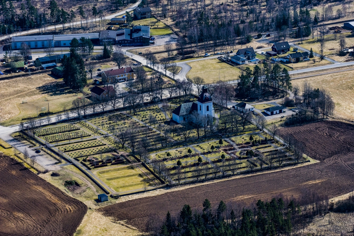 Flygfoto över Byarums kyrka i Vaggeryds kommun.