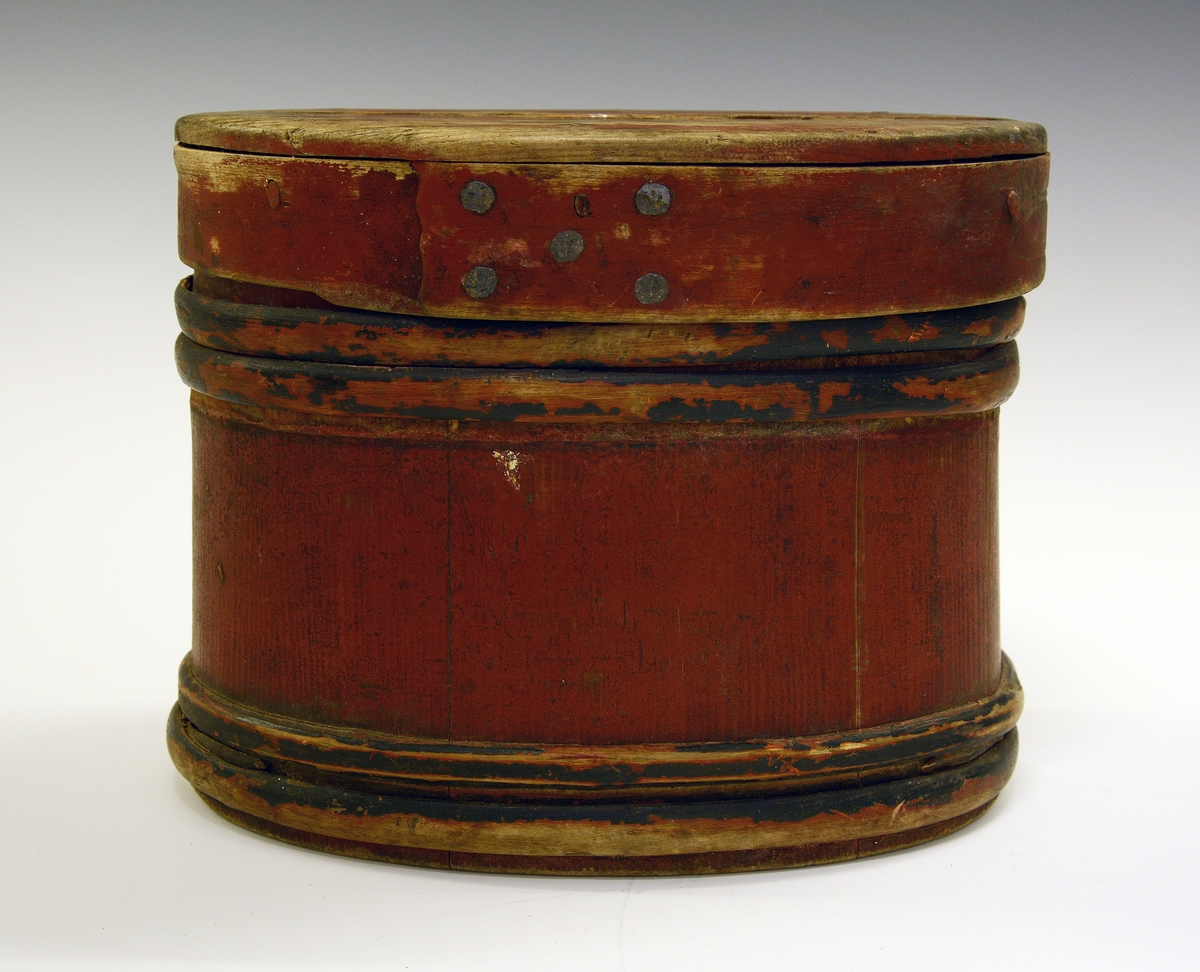 Eske (ask) med lokk. Lagget. Brunmalt med blå gjorder. Påskrevet "Ole Evendsen Brekka 1859". I bunnen er innskåret "1823" og "O".