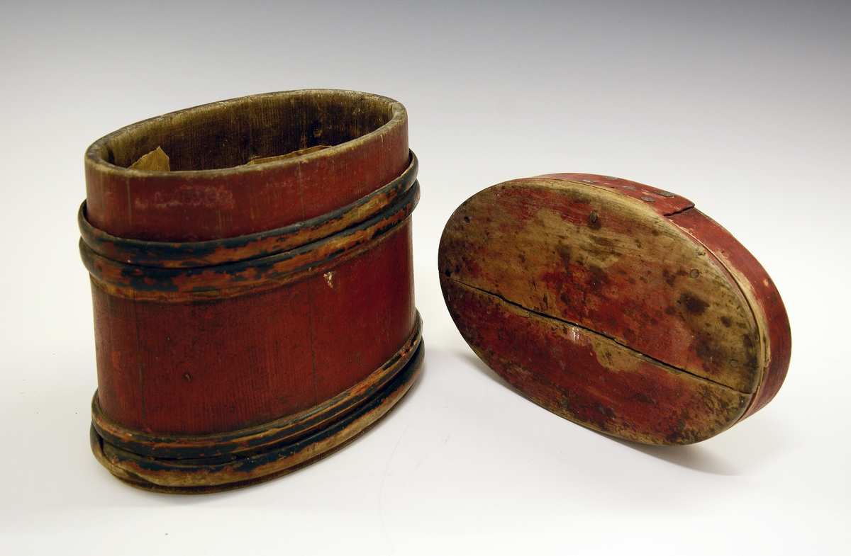 Eske (ask) med lokk. Lagget. Brunmalt med blå gjorder. Påskrevet "Ole Evendsen Brekka 1859". I bunnen er innskåret "1823" og "O".