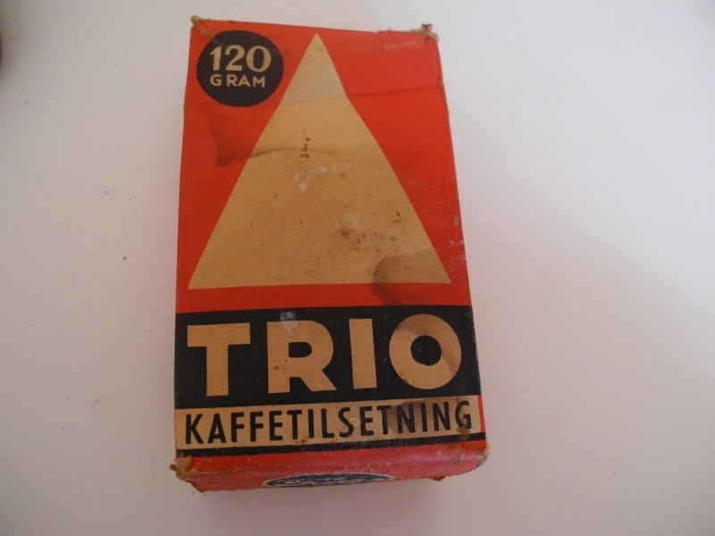 Eske i rødt, kvitt og svart. Inneholder kaffetilsetningspulver