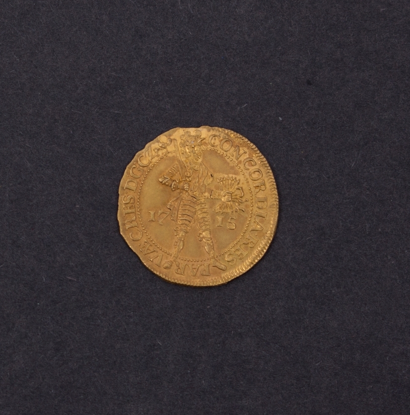 Rundefunnet, stort antall gull- og sølvmynter fra nederlandske ostindiafareren AKERENDAM som forliste på jomfruturen 8. mars 1725 utenfor Ålesund på Sunnmøre.
1 stykk 2 dukat i gull stemplet Utrecht 1715
11 stykker 1 dukat i gull stemplet Utrecht 1724
13 stykker dukatoner i sølv
2 stykker realer i sølv