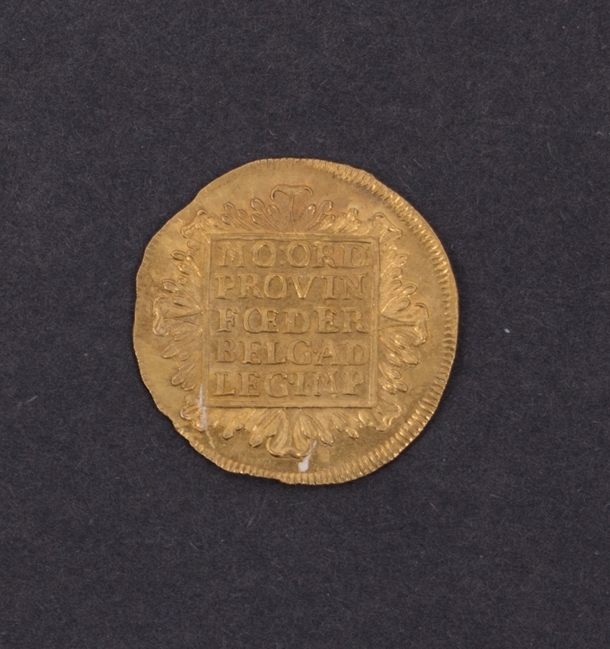 Rundefunnet, stort antall gull- og sølvmynter fra nederlandske ostindiafareren AKERENDAM som forliste på jomfruturen 8. mars 1725 utenfor Ålesund på Sunnmøre.
1 stykk 2 dukat i gull stemplet Utrecht 1715
11 stykker 1 dukat i gull stemplet Utrecht 1724
13 stykker dukatoner i sølv
2 stykker realer i sølv