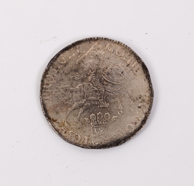 Rundefunnet, stort antall gull- og sølvmynter fra nederlandske ostindiafareren AKERENDAM som forliste på jomfruturen 8. mars 1725 utenfor Ålesund på Sunnmøre.
1 stykk 2 dukat i gull stemplet Utrecht 1715
11 stykker 1 dukat i gull stemplet Utrecht 1724
13 stykker dukatoner i sølv
2 stykker realer i sølv